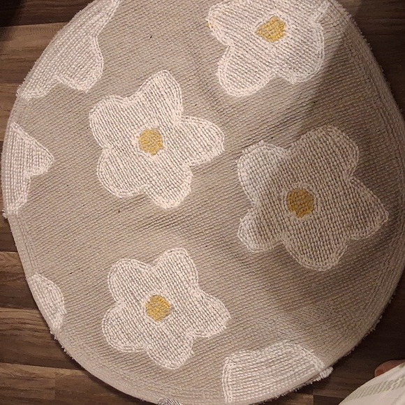 New WOT Daisy Rug - Picture 2 of 2